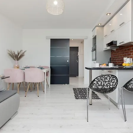 Bright & Cozy Near Metro Marymont By Renters