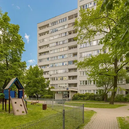 Bright & Cozy Near Metro Marymont By Renters *