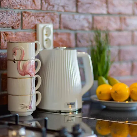 Bright & Cozy Near Metro Marymont By Renters