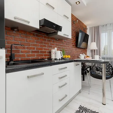 Bright & Cozy Near Metro Marymont By Renters