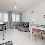 Apartment Bright & Cozy Near Metro Marymont By Renters *