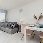 Bright & Cozy Near Metro Marymont By Renters Apartment *