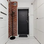 Bright & Cozy Near Metro Marymont By Renters Apartment *