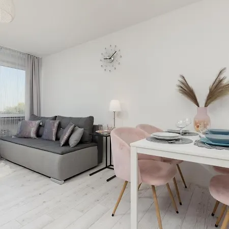 Bright & Cozy Near Metro Marymont By Renters Daire *