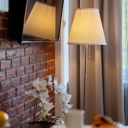 Bright & Cozy Near Metro Marymont By Renters Daire *