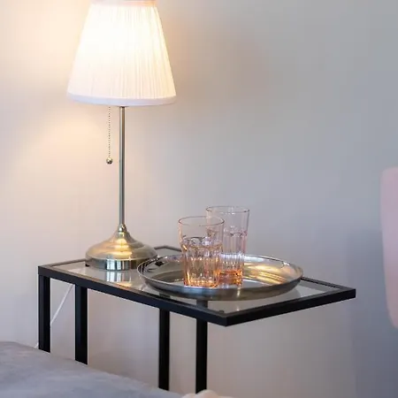 Bright & Cozy Near Metro Marymont By Renters Daire *