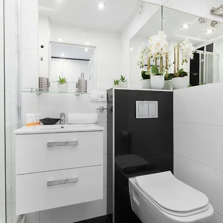 Bright & Cozy Near Metro Marymont By Renters Varşova